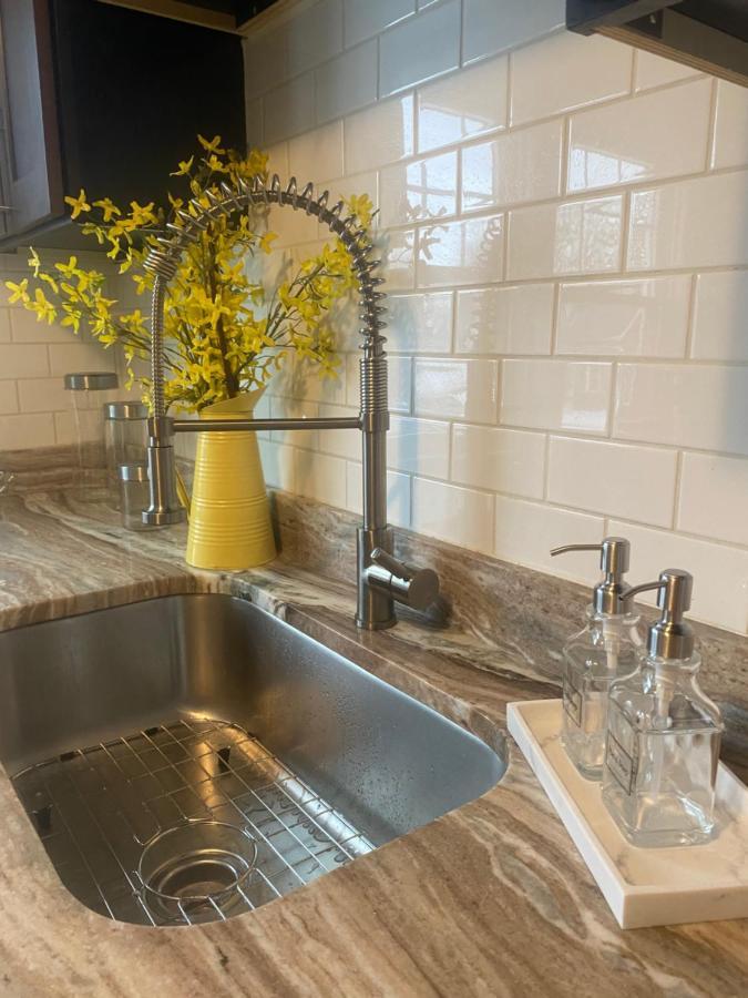 Cozy, Upstairs Apartment Pets Welcome With Fee Family Friendly Close To Everything Cleveland Dış mekan fotoğraf